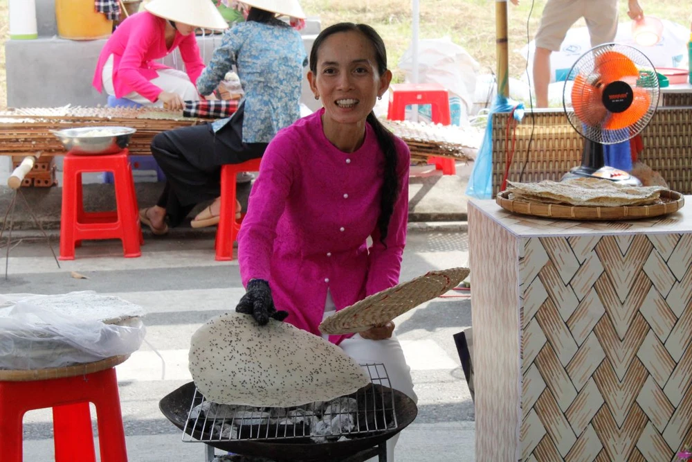 Làng nghề bánh tráng Thuận Hưng (quận Thốt Nốt, TP Cần Thơ) được công nhận Di sản văn hóa phi vật thể cấp quốc gia cũng tham gia trình diễn, giới thiệu tại Lễ hội. Ảnh: NHẪN NAM le-hoi-banh-dan-gian-10.jpg