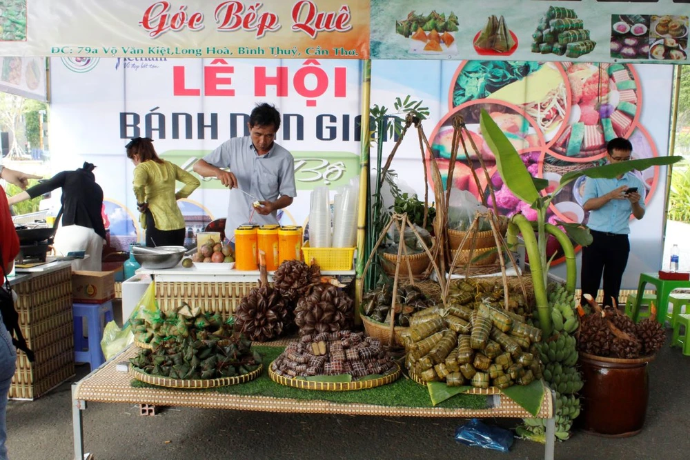 Những không gian bánh quê quen thuộc với bao người. Ảnh: NHẪN NAM le-hoi-banh-dan-gian-12.jpg