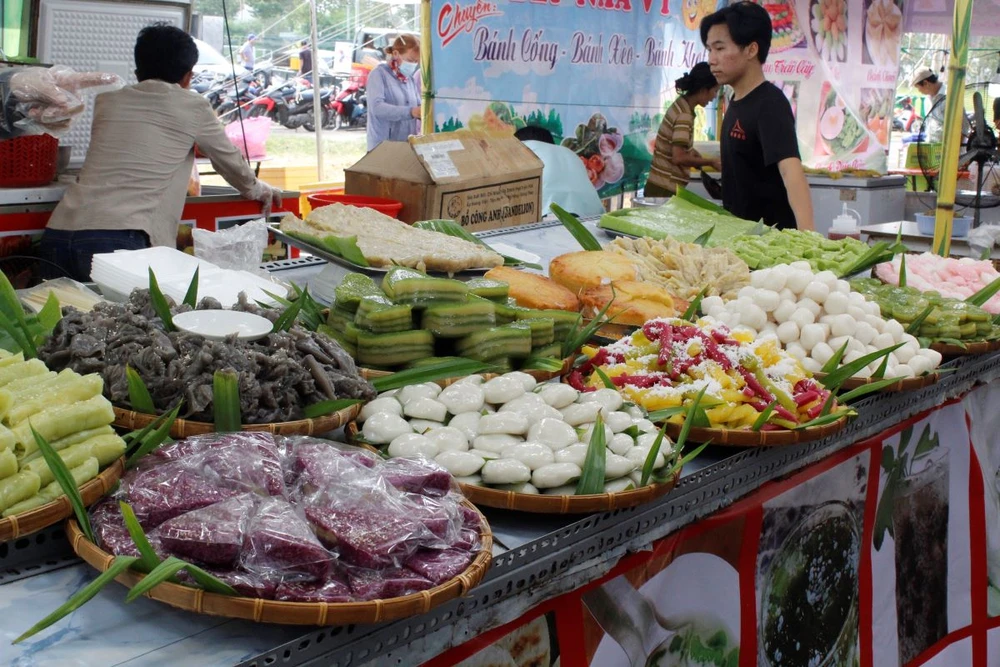 Rất nhiều thứ bánh ngon góp mặt tại Lễ hội Bánh dân gian Nam bộ năm 2024. Ảnh: NHẪN NAM Lễ hội Bánh dân gian Nam bộ năm 2024.