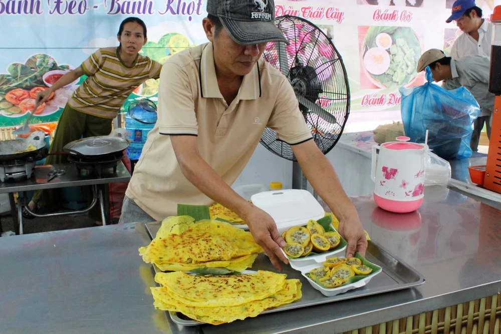 Lễ hội Bánh dân gian Nam bộ năm nay được tổ chức với quy mô khoảng 200-250 gian hàng, giới thiệu khoảng 100 loại bánh dân gian, nhiều món ăn, ẩm thực hấp dẫn. Cùng với đó sẽ có khoảng 100 nghệ nhân đến từ các vùng miền cả nước tham gia tranh tài ở hội thi làm bánh và trình diễn làm các loại bánh dân gian. Ảnh: NHẪN NAM le-hoi-banh-dan-gian-5.jpg