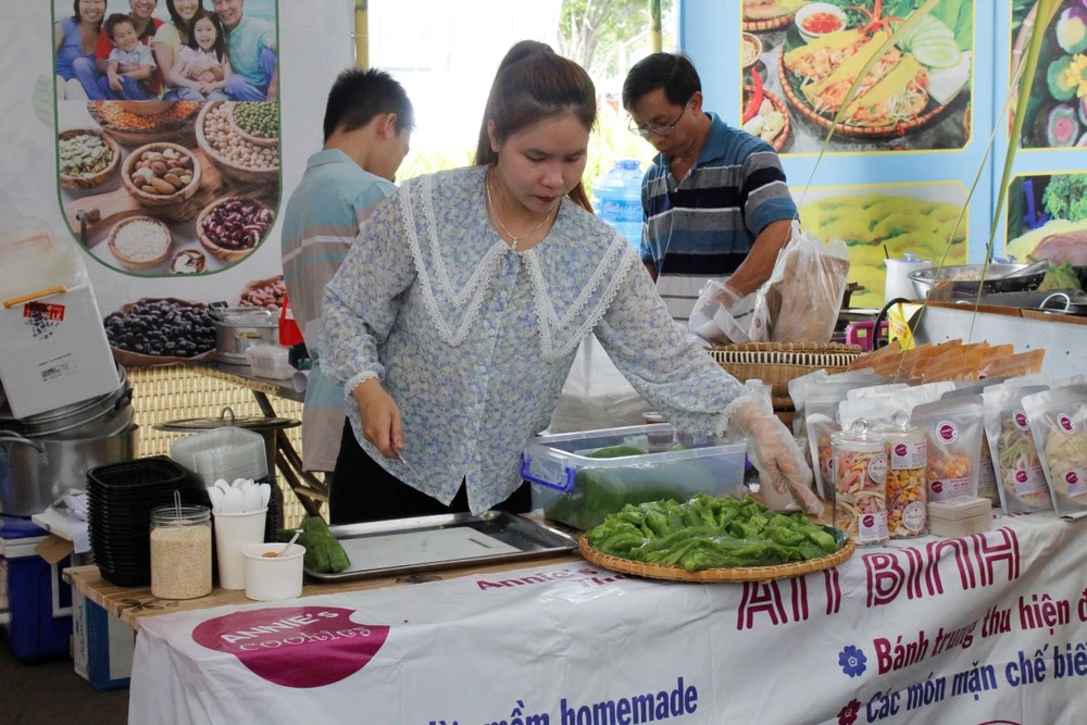 Một gian hàng chuẩn món bánh đúc gân để đón thực khách tại lễ hội. Ảnh: NHẪN NAM le-hoi-banh-dan-gian-9.jpg