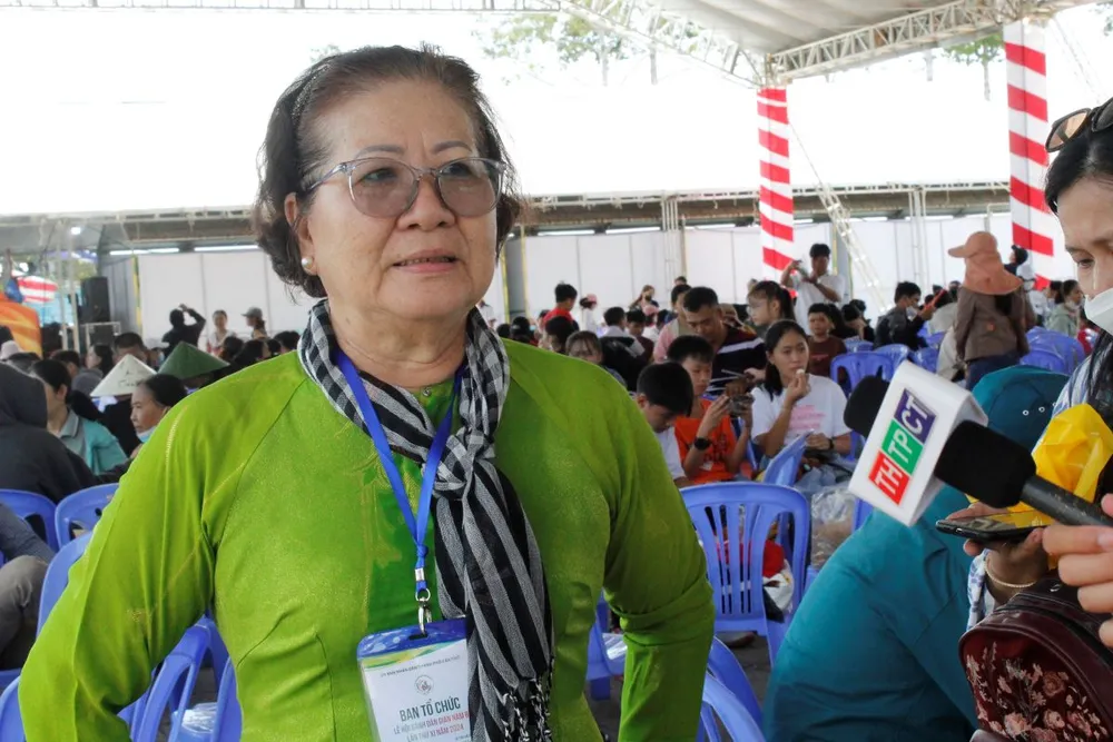 Bà Lê Thị Hồng Dung - người trực tiếp chỉ đạo việc đổ chiếc bánh xèo khổng lồ. Ảnh: NHẪN NAM banh-xeo-khong-lo-3.jpg