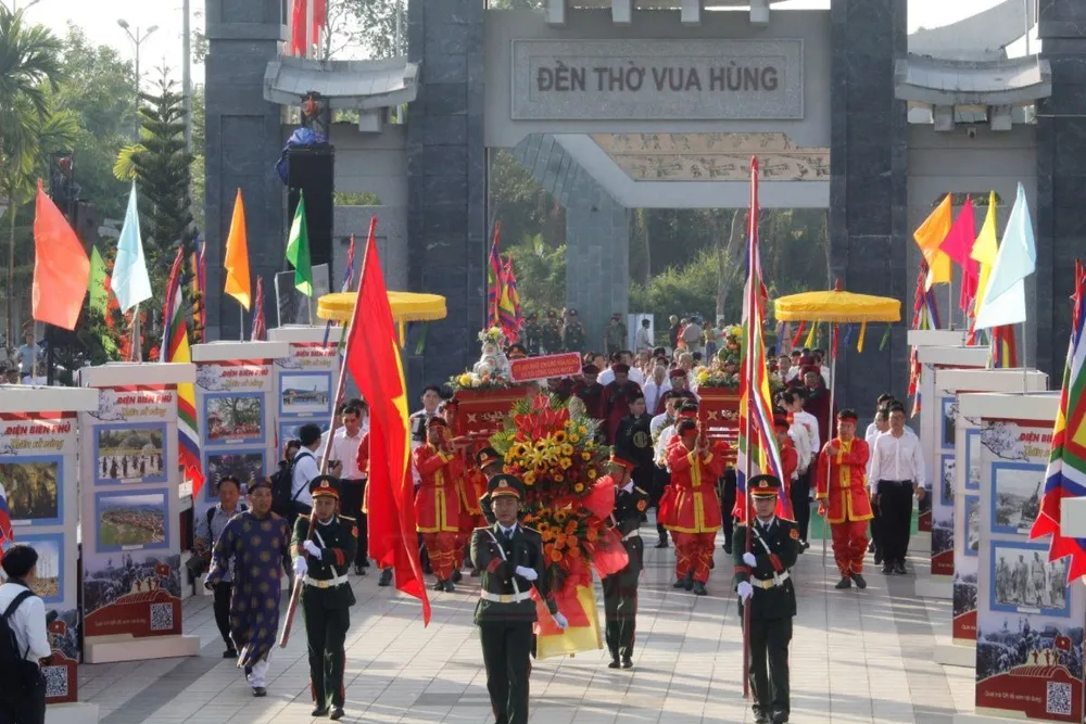 Đội hình hành lễ di chuyển từ nghi môn vào đền chính thực hiện nghi thức hành lễ Lễ Giỗ Tổ Hùng Vương. Ảnh: NHẪN NAM Lễ Giỗ Tổ Hùng Vương tại Đền thờ Vua Hùng TP Cần Thơ năm 2024.
