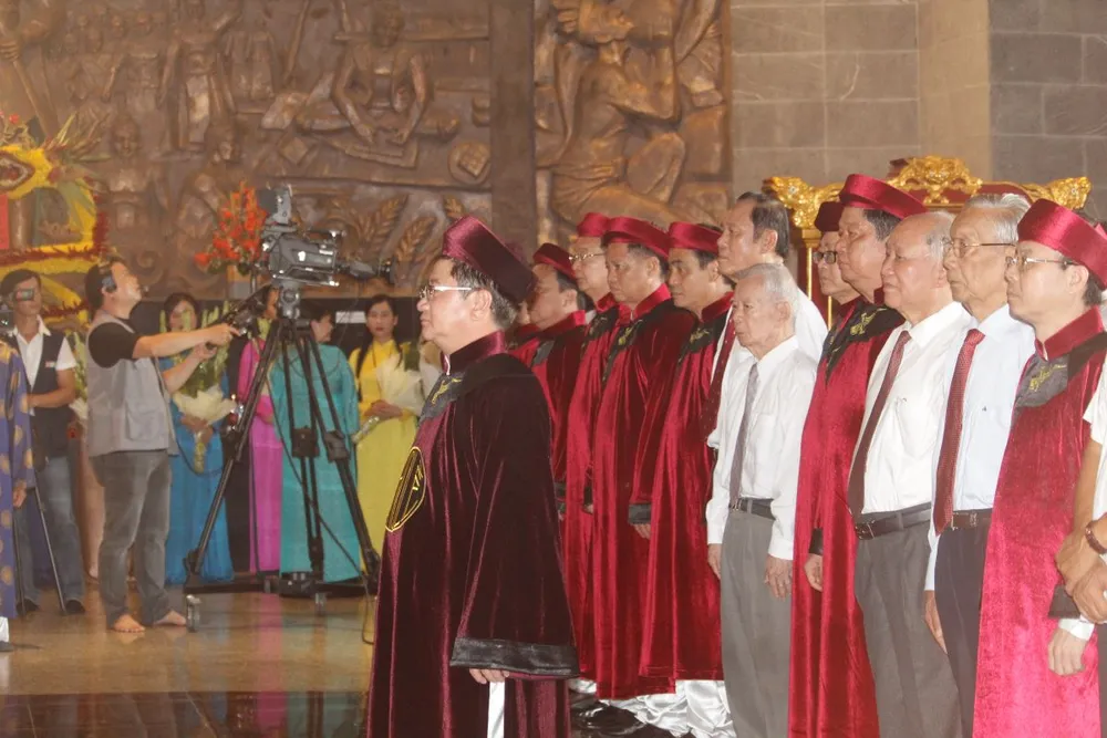 Ông Trần Việt Trường (hàng trên cùng) - Chủ lễ, cùng các lãnh đạo, nguyên lãnh đạo của TP chuẩn bị thực hiện nghi thức lễ cúng tại đền chính. Ảnh: NHẪN NAM gio-to-hung-vuong-3.jpg