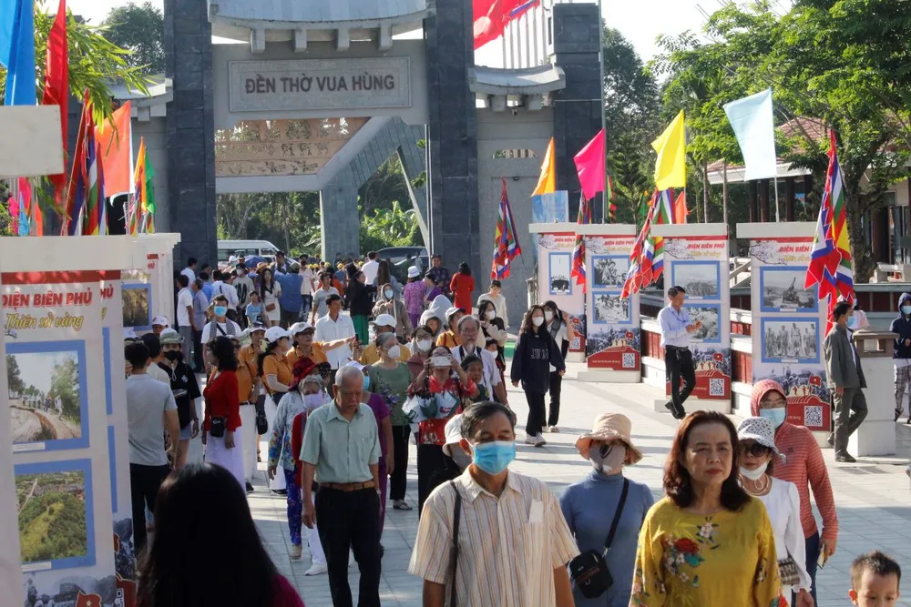 Ngay sau phần Lễ, rất đông người dân đã cùng tiến về Đền thờ Vua Hùng TP Cần Thơ. Ảnh: NHẪN NAM gio-to-hung-vuong-5.jpg