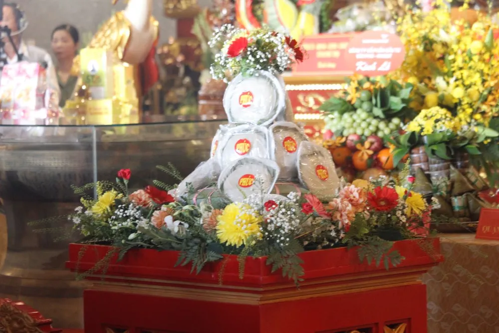 Lễ vật bánh chưng, bánh dày dâng lên bàn thờ Quốc Tổ Hùng Vương. Ảnh: NHẪN NAM gio-to-hung-vuong-6.jpg