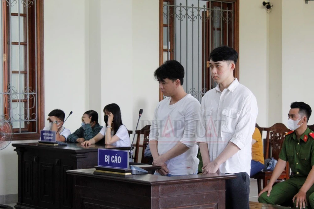 Hai bị cáo Đức và Phương nghe tòa tuyên án chiều 19-4. Ảnh: NHẪN NAM tuyên án 2 bị cáo lừa 300 sinh viên ký hợp đồng vay mua hàng trả góp