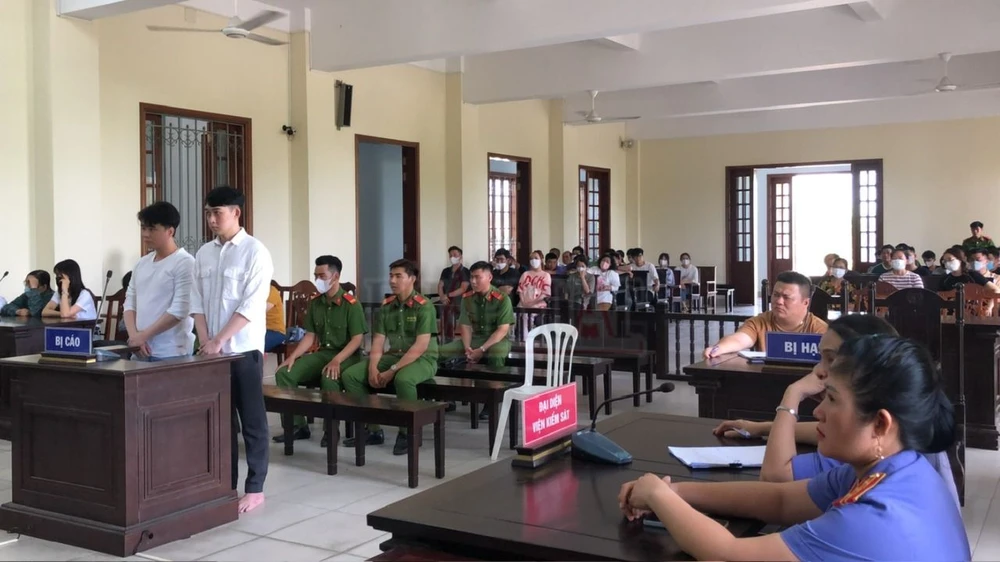 Quang cảnh phiên tòa chiều 19-4. Ảnh: NHẪN NAM lua-300-sinh-vien-mua-hang-tra-gop-1.JPG