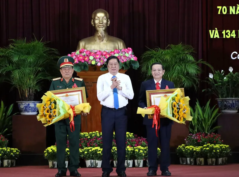 Thừa ủy quyền Chủ tịch nước, Chủ tịch HĐND TP Cần Thơ Phạm Văn Hiểu trao Huân chương cho các ông Nguyễn Thành Đông (bìa phải) và Vũ Cao Quân (bìa trái). Ảnh: CTV can-tho-hop-mat-1.jpg