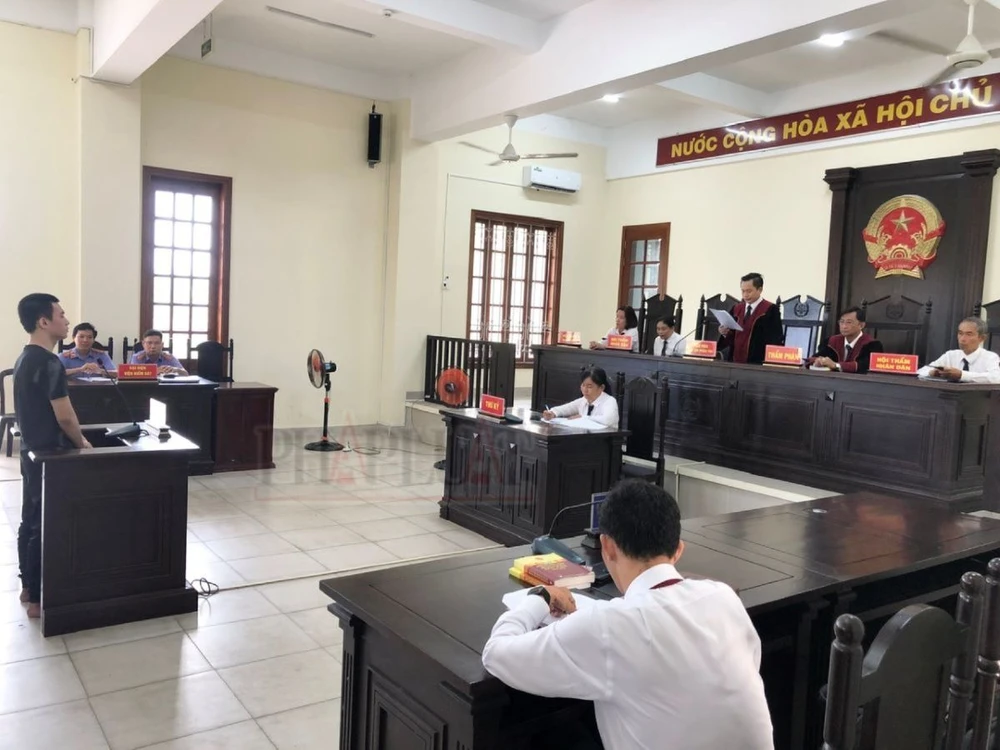 Bị cáo Lý Đức nghe tòa tuyên án ngày 9-5. Ảnh: NHẪN NAM Bị cáo giết người chưa đủ 18 tuổi.