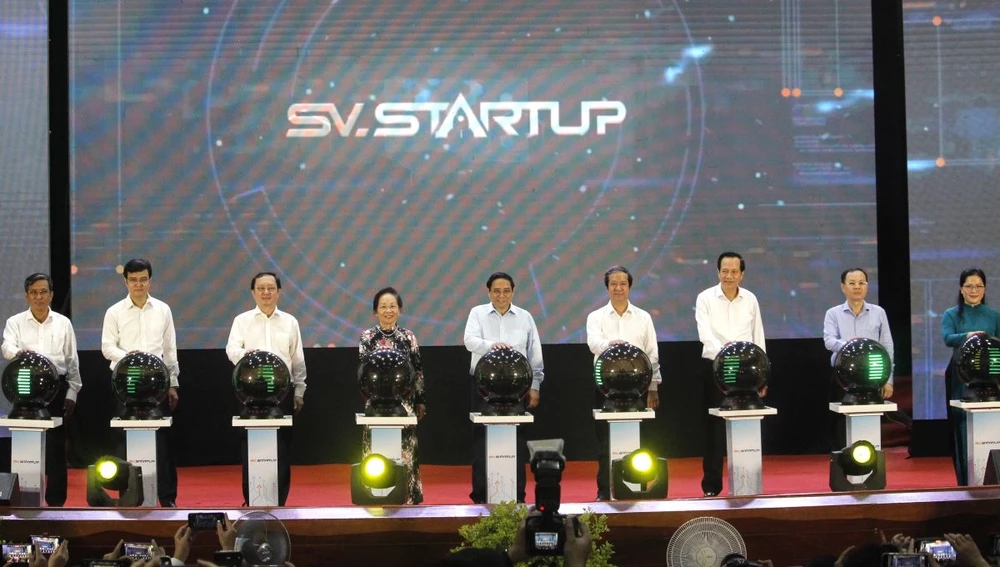 Thủ tướng cùng các đại biểu thực hiện nghi thức khai mạc Ngày hội Khởi nghiệp Quốc gia của HSSV lần thứ VI. Ảnh: NHẪN NAM khoi-nghiep-hssv-2.jpg