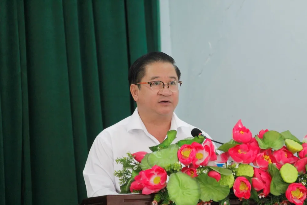 Chủ tịch UBND TP Cần Thơ Trần Việt Trường thông tin tại buổi tiếp xúc cử tri. Ảnh: NHẪN NAM thu-tuong-tiep-xuc-cu-tri-3.jpg