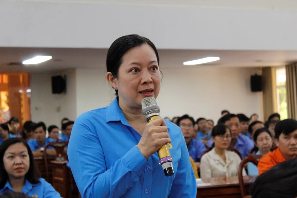 Bà Lâm Nguyệt Thanh - Chủ tịch Công đoàn cơ sở Công ty CP cấp thoát nước nước Cần Thơ nêu câu hỏi về chính sách hỗ trợ công nhân lao động mua nhà ở xã hội. Ảnh: NHẪN NAM lãnh đạo Cần Thơ đối thoại cán bộ công đoàn, công nhân lao động.