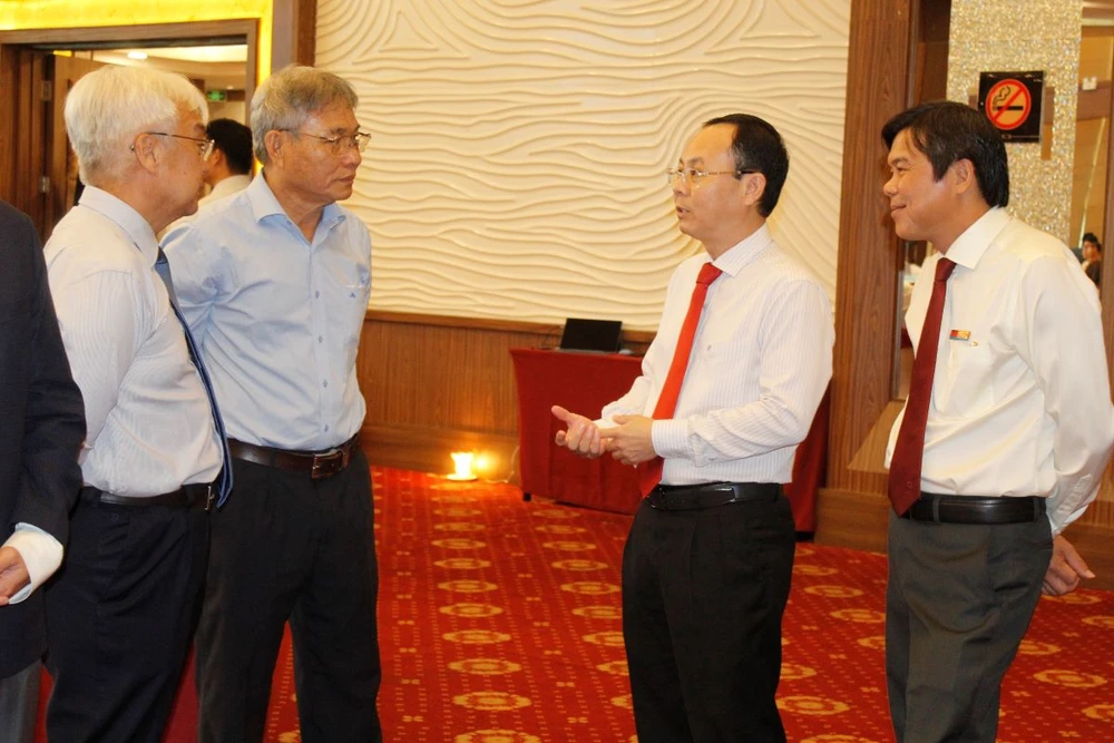 Các đại biểu trao đổi bên hành lang hội thảo. Ảnh: NHẪN NAM cap-thiet-bao-ve-dbscl-1.jpg