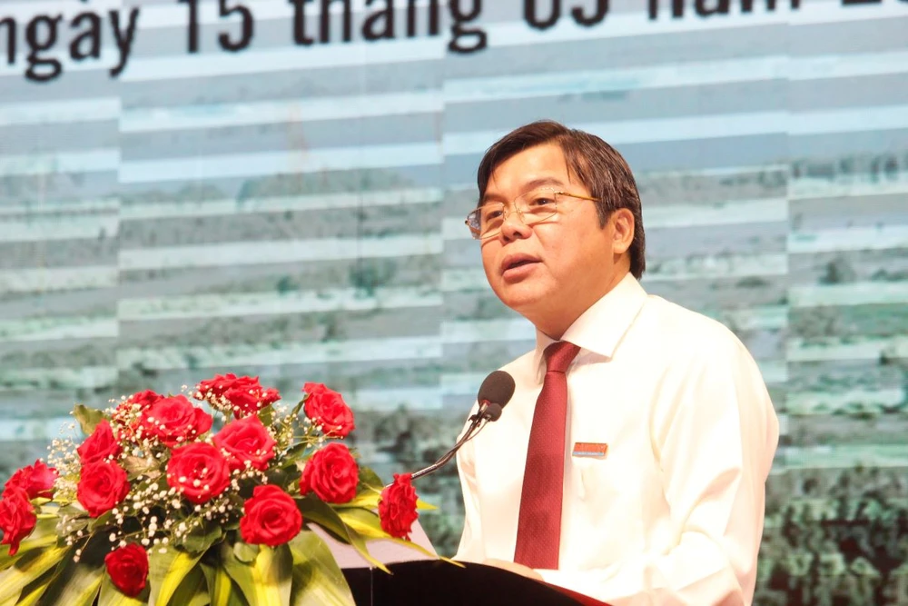 Nhà báo Tăng Hữu Phong - Tổng Biên tập báo Sài Gòn Giải Phóng phát biểu tại hội thảo. Ảnh: NHẪN NAM hội thảo giải pháp cấp thiết bảo vệ ĐBSCL.