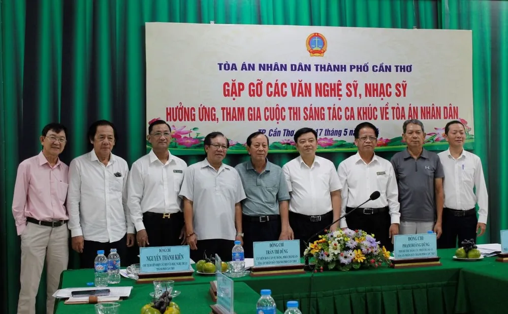 Các nghệ sĩ, nhạc sĩ chụp hình lưu niệm với lãnh đạo TAND Tối cao, TAND TP Cần Thơ. Ảnh: NHẪN NAM tand-can-tho-phat-dong-2.jpg