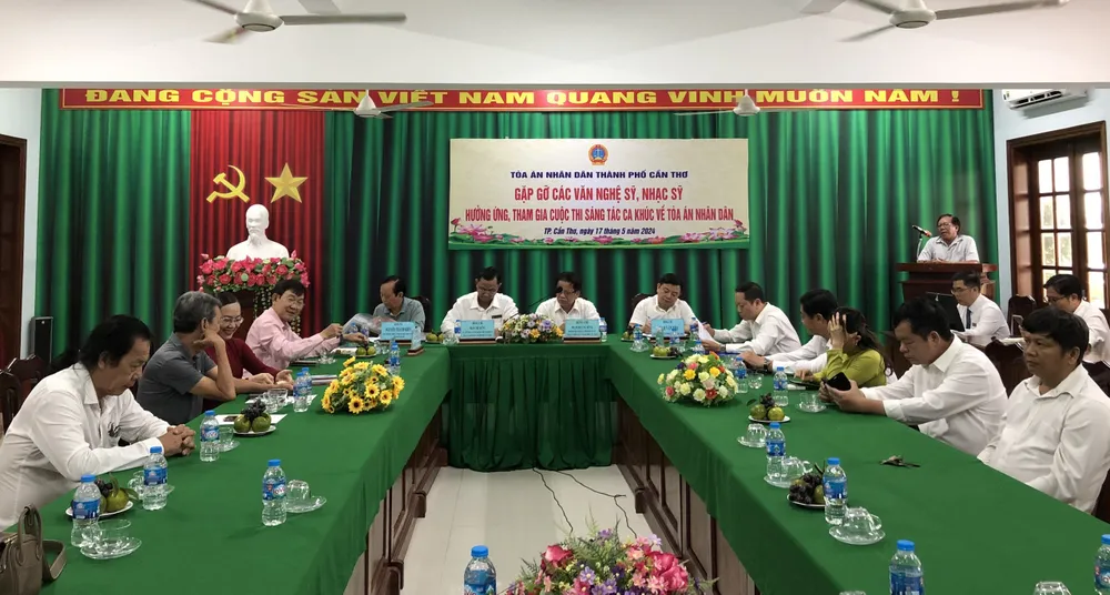 Lãnh đạo TAND Tối cao, TAND TP Cần Thơ gặp gỡ các nghệ sĩ, nhạc sĩ chiều 17-5 tại TAND TP Cần Thơ. Ảnh: NHẪN NAM TAND TP Cần Thơ gặp gỡ các văn nghệ sĩ, nhạc sĩ.