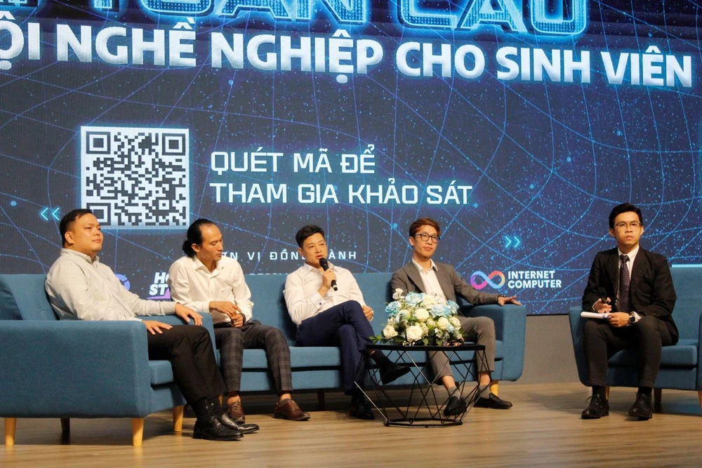 Các chuyên gia về công nghệ AI giải đáp câu hỏi của sinh viên, giảng viên tại hội thảo. Ảnh: NHẪN NAM hoi-thao-buc-tranh-ai-1.jpg