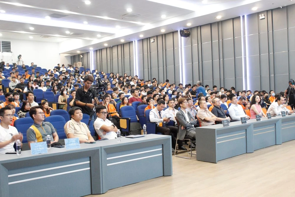 Hội thảo có rất đông sinh viên và cả học sinh lớp 12 tham gia. Ảnh: NHẪN NAM hoi-thao-buc-tranh-ai-2.jpg