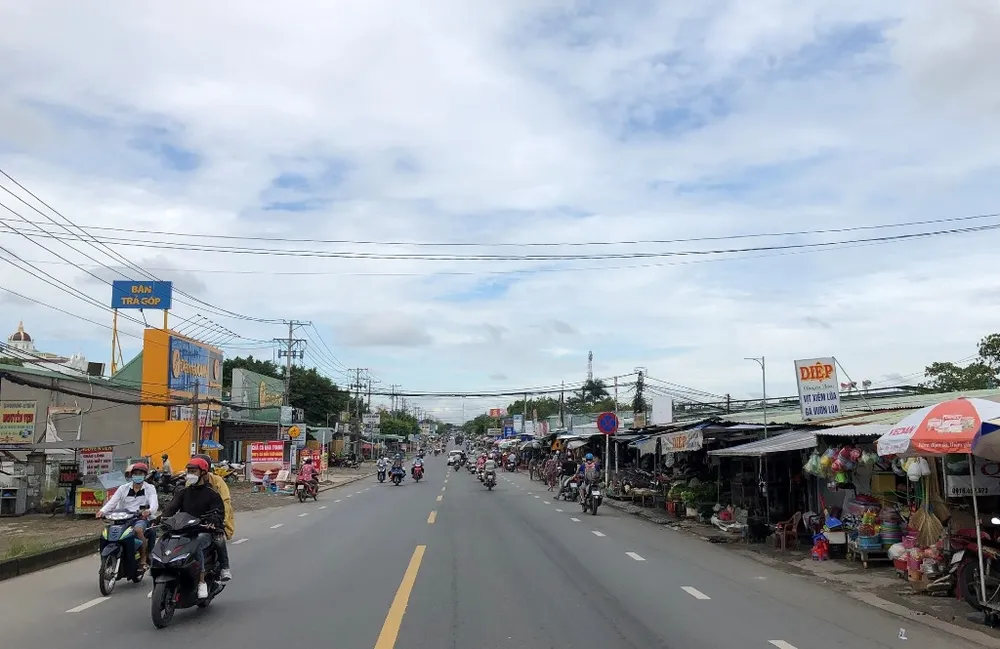 Cử tri Cần Thơ kiến nghị mở rộng đường Nguyễn Văn Linh. Ảnh: NHẪN NAM Đường Nguyễn Văn Linh (Quốc lộ 91B) ở Cần Thơ.