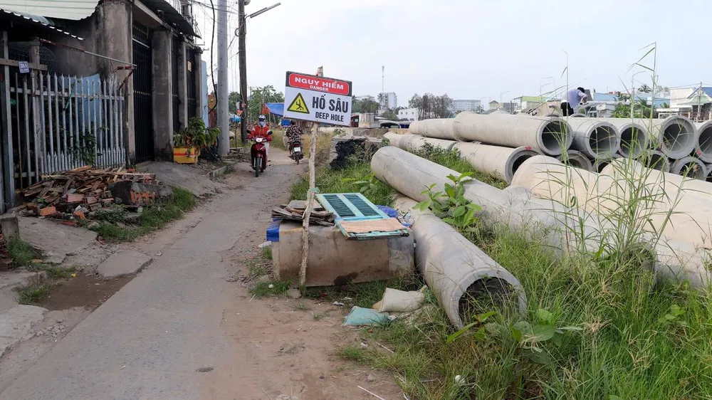 Công trình kè rạch Cái Sơn đang làm dở dang phải tạm dừng, Cần Thơ kiến nghị sớm tiếp tục thực hiện theo kế hoạch. Ảnh: CHÂU ANH ke-cai-son-o-can-tho-lam-do-dang-1.jpg