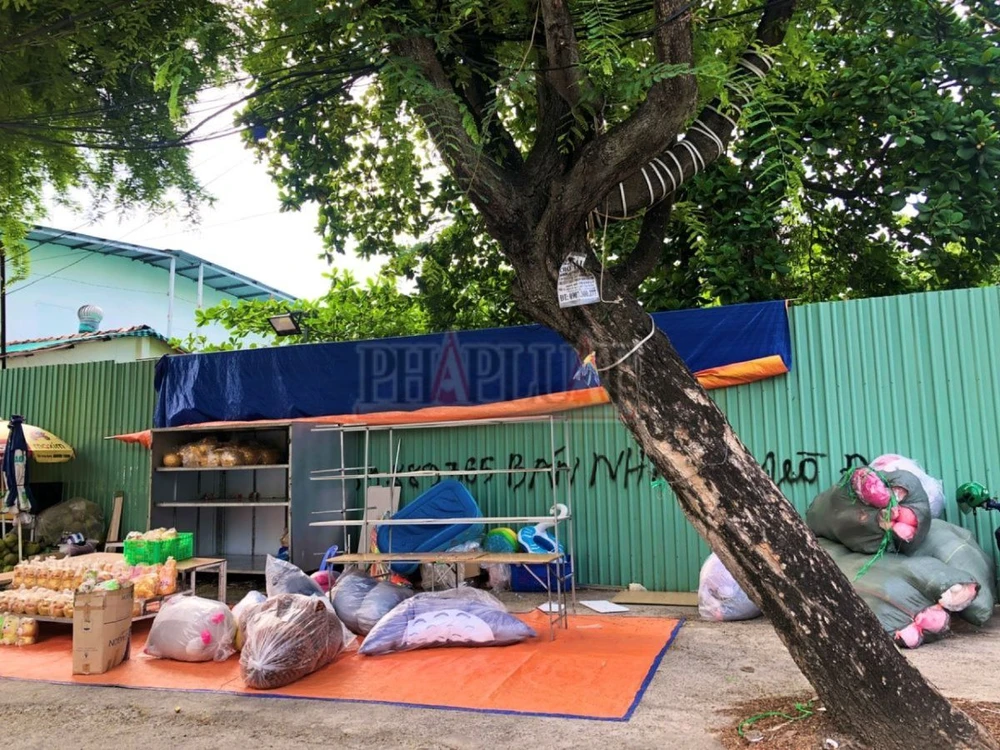 Phần đất hiện đang bỏ trống được rào chắn bằng tôn. Ảnh: NHẪN NAM Tòa kiến nghị UBND TP Cần Thơ trả lại đất đã trưng dụng cho một hộ dân.