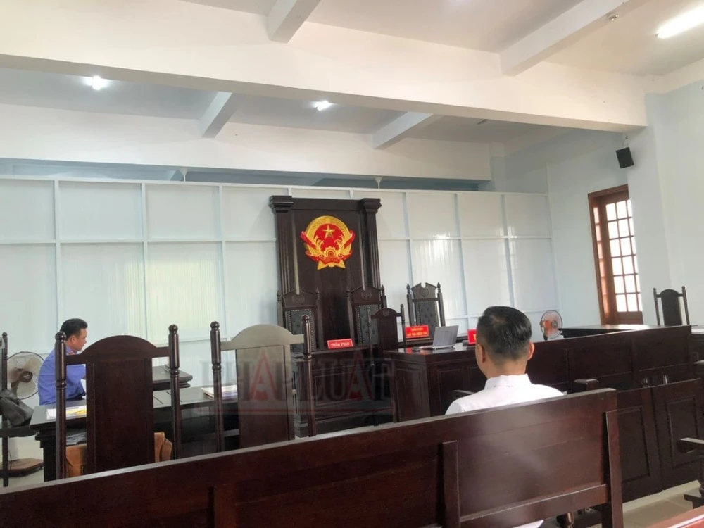 Đương sự trong vụ án ngồi chờ tòa tuyên án. Ảnh: NHẪN NAM Tòa hủy một hợp đồng chuyển nhượng nhãn hiệu gàn rán.