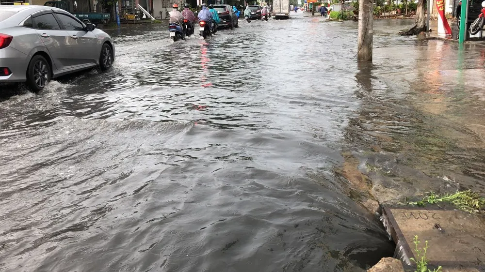 Sau trận mưa lớn, đường Cách Mạng Tháng Tám ở Cần Thơ nhiều đoạn nước ngập sâu, tràn lên vỉa hè. Ảnh: NHẪN NAM Cần Thơ mưa ngập đường Cách Mạng Tháng Tám