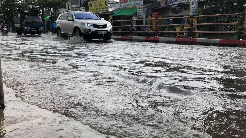 Đường Cách Mạng Tháng Tám đoạn giao với đường Nguyễn Thông. Ảnh: NHẪN NAM can-tho-mua-ngap-duong-4.jpg