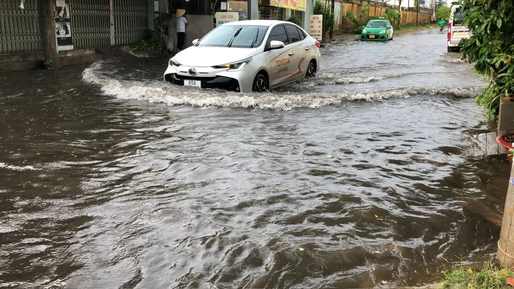 Một đoạn đường Lê Quang Chiểu. Ảnh: NHẪN NAM can-tho-mua-ngap-duong-5.jpg