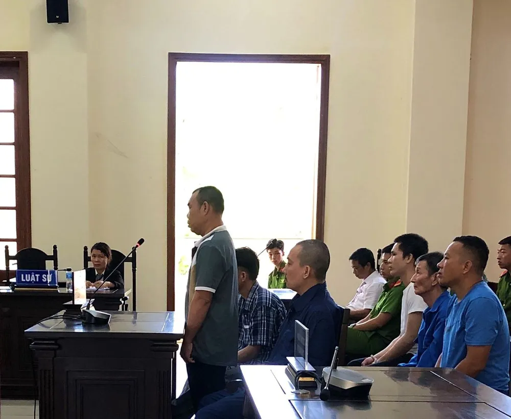Bị cáo Phan Bảo Quốc (đứng) tại phiên tòa phúc thẩm ngày 29-5. Ảnh: NHẪN NAM gây án mạng từ món nợ 2,1 triệu mua số đề.