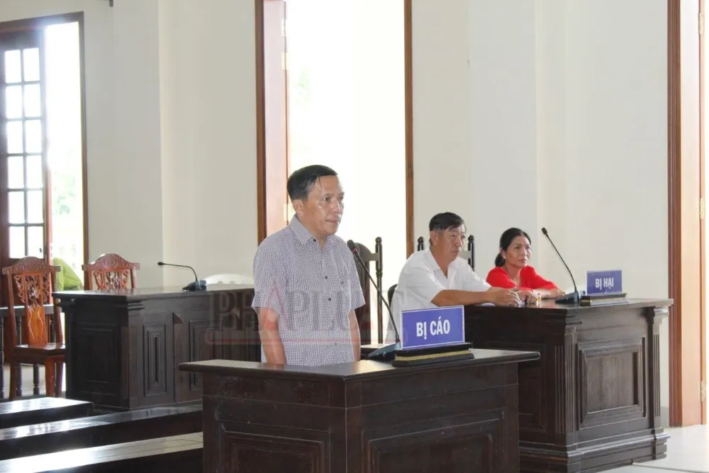 Bị cáo Nguyễn Tấn Tùng tại tòa ngày 29-5. Ảnh: NHẪN NAM lừa hùn tiền làm giấy đỏ đất Phú Quốc rồi chiếm đoạt 1,5 tỉ