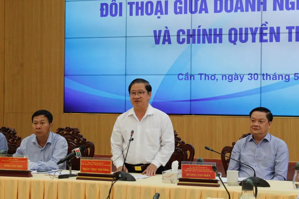 Chủ tịch UBND TP Cần Thơ Trần Việt Trường phát biểu tại hội nghị. Ảnh: NHẪN NAM Chủ tịch UBND TP Cần Thơ Trần Việt Trường