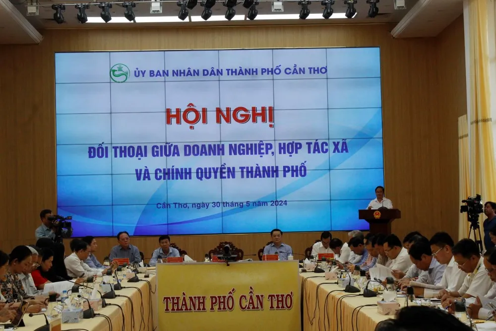 Hội nghị đối thoại giữa doanh nghiệp, hợp tác xã và chính quyền TP Cần Thơ. Ảnh: NHẪN NAM doanh nghiệp đối thoại chính quyền Cần Thơ.