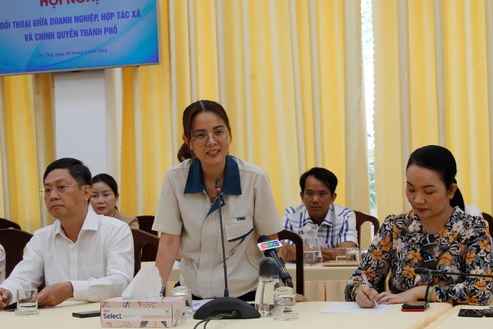 Đại diện Công ty TNHH Tae Kwang Cần Thơ phát biểu tại hội nghị. Ảnh: NHẪN NAM doanh-nghiep-doi-thoai-chinh-quyen-can-tho.jpg