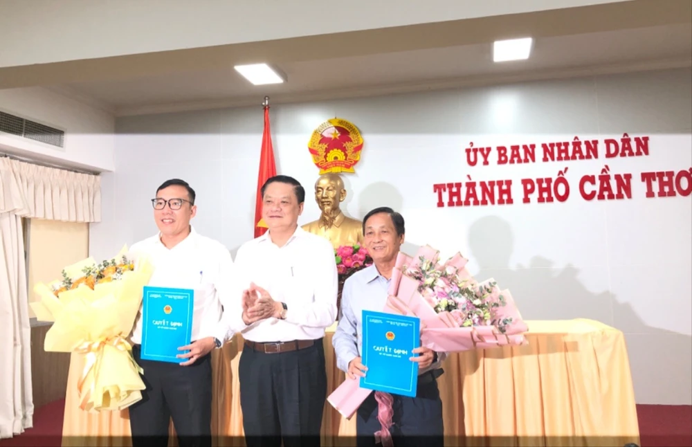 Phó Chủ tịch UBND TP Cần Thơ Dương Tấn Hiển trao quyết định bổ nhiệm cho ông Nguyễn Chí Kiên (bìa phải) và ông Trần Phú Lộc Thành. Ảnh: NHẪN NAM tp-can-tho-bo-nhiem-2-lanh-dao-cap-so.jpg