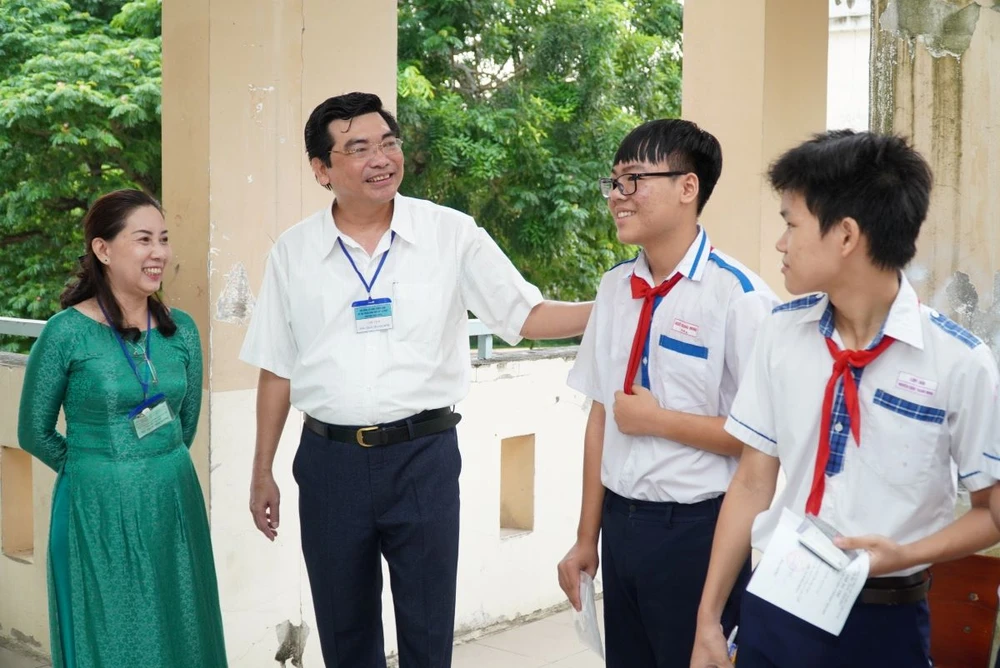 Giám đốc Sở GD&ĐT TP Cần Thơ Trần Thanh Bình (thứ hai từ trái qua) động viên thí sinh thi tuyển sinh lớp 10 tại điểm thi Trường THPT Bùi Hữu Nghĩa. Ảnh: TT Học sinh Cần Thơ thi tuyển sinh lớp 10 năm 2024.