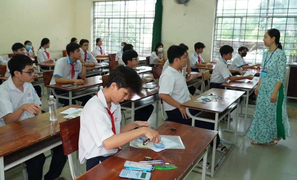 Thí sinh tham dự kỳ thi tuyển sinh lớp 10 tại điểm thi Trường THPT Bùi Hữu Nghĩa, TP Cần Thơ. Ảnh: TT Thí sinh tham dự kỳ thi tuyển sinh lớp 10 tại điểm thi Trường THPT Bùi Hữu Nghĩa, TP Cần Thơ.