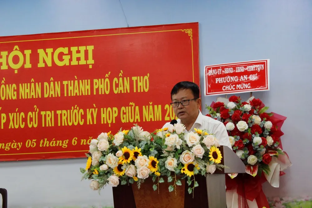 Ông Nguyễn Trung Nhân – Chủ tịch Ủy ban MTTQ Việt Nam TP Cần Thơ, đại biểu HĐND TP Cần Thơ phát biểu tại hội nghị. Ảnh: NHẪN NAM dai-bieu-hdnd-tp-can-tho-tra-loi-au-thuyen-chong-ngap.jpg