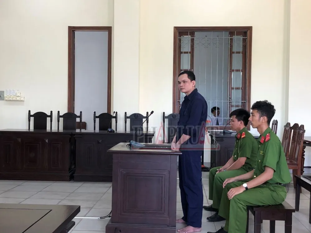 Níu kéo tình cảm không thành, Thảo đâm bạn gái trọng thương. Ảnh: NHẪN NAM Níu kéo tình cảm không thành, bị cáo đâm bạn gái trọng thương.