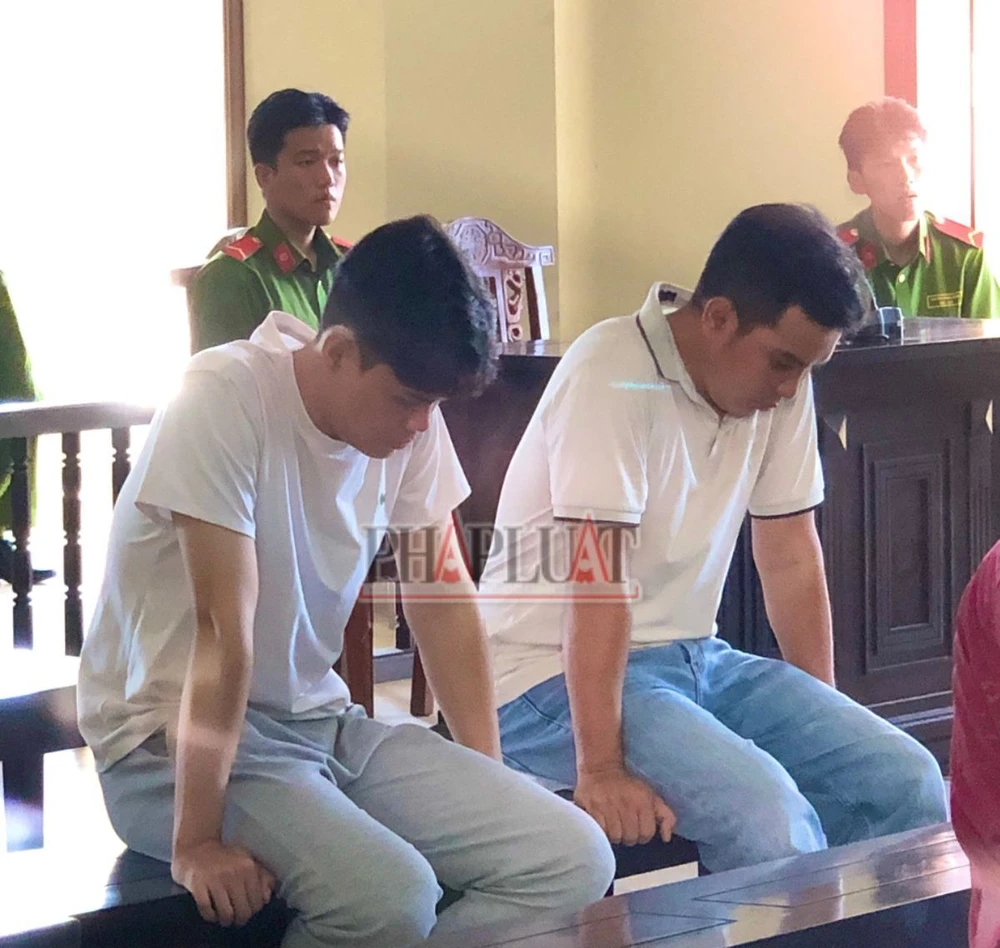 Hai bị cáo tại tòa phúc thẩm ngày 12-6. Ảnh: NHẪN NAM cựu cán bộ, chiến sĩ Trại tạm giam Công an TP Cần Thơ ra tòa về tội lạm quyền