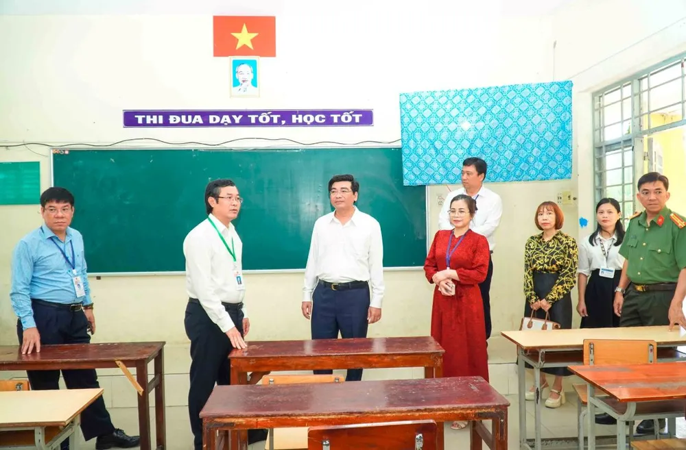 Thứ trưởng Nguyễn Văn Phúc (thứ hai từ trái qua) cùng đoàn công tác đi kiểm tra công tác chuẩn bị thi tại một điểm thi ở Cần Thơ. Ảnh: CTV doan-bo-gddt-kiem-tra-thi-tot-nghiep-thpt-can-tho.jpg