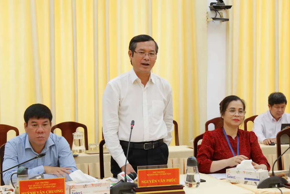 Thứ trưởng Bộ GD&ĐT Nguyễn Văn Phúc phát biểu tại buổi làm việc. Ảnh: NHẪN NAM kiem-tra-thi-tot-nghiep-thpt-1.jpg