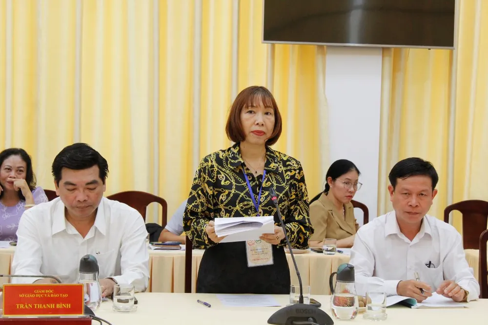 Bà Lê Thị Thùy Dung - Phó Giám đốc Sở GD&ĐT TP Cần Thơ báo cáo việc chuẩn bị tổ chức thi tốt nghiệp THPT năm 2024. Ảnh: NHẪN NAM họp kiểm tra chuẩn bị thi tốt nghiệp THPT ở Cần Thơ