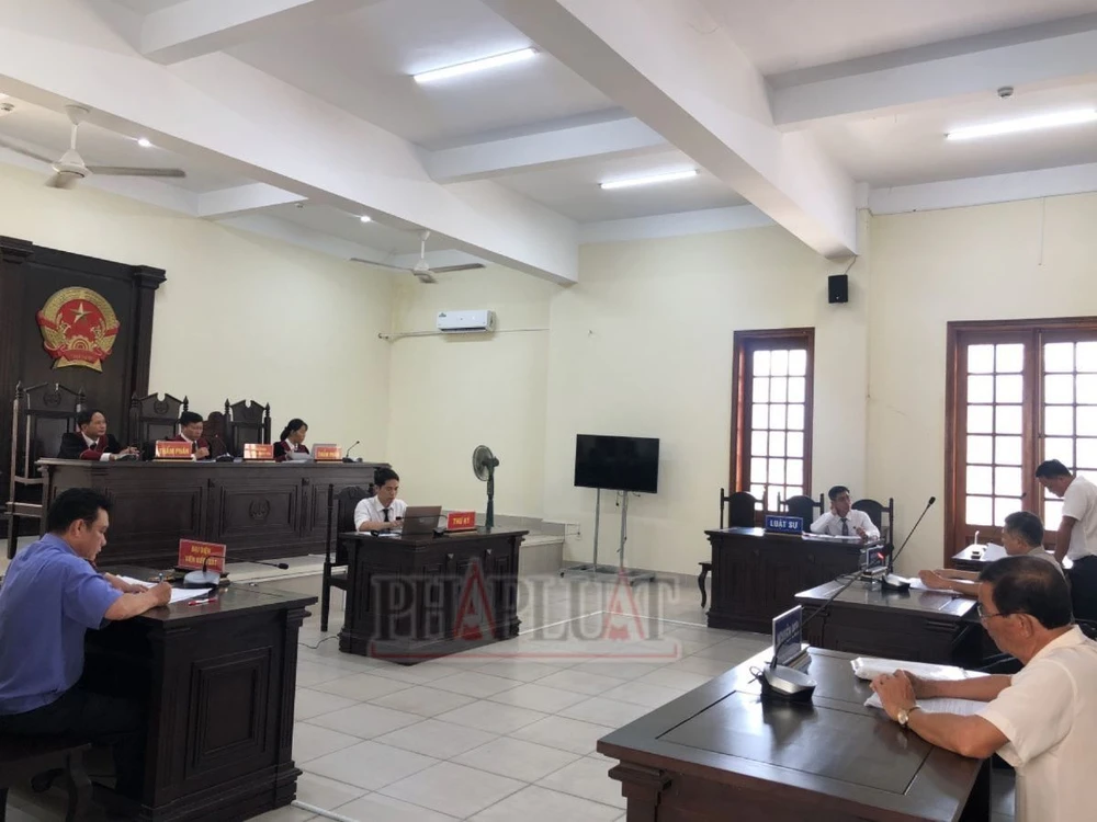Quang cảnh phiên tòa xét xử vụ ông TTH kiện Chi cục THADS quận Ninh Kiều đòi bồi thường thiệt hại do người thi hành công vụ gây ra. Ảnh: NHẪN NAM phiên tòa xét xử vụ kiện đòi thi hành án bồi thường vì 23 năm không giao tài sản trúng đấu giá.