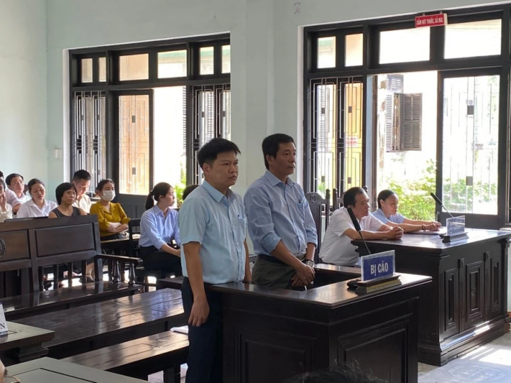 Cựu giám đốc và trưởng phòng CDC Thừa Thiên Huế được miễn hình phạt. Ảnh: Chinhphu.vn 2-can-bo-cdc-thua-thien-hue-duoc-mien-hinh-phat.jpg