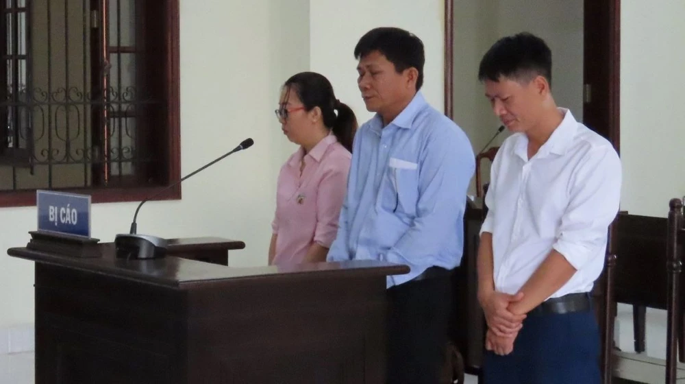 Giám đốc và hai nhân viên CDC Bình Phước. Ảnh: LA giam-doc-va-hai-nhan-vien-cdc-binh-phuoc.jpg