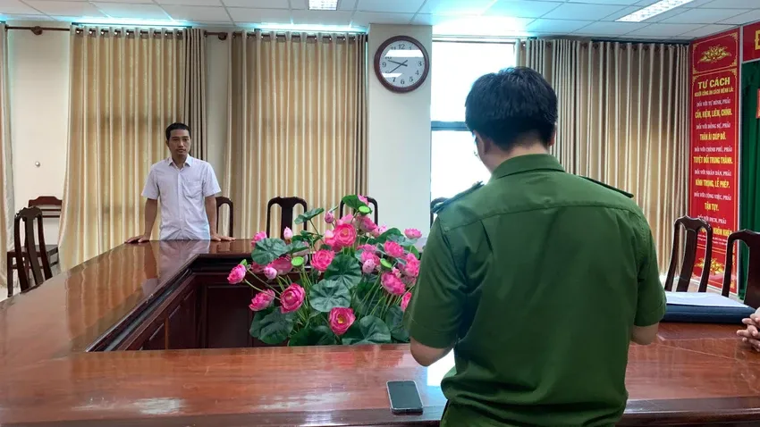 Công an đọc lệnh bắt giữ đăng kiểm viên nhận hối lộ.