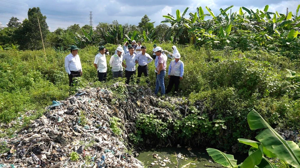 Lãnh đạo TP Cần Thơ cùng các đơn vị trong một lần đi kiểm tra bãi rác số 8. Ảnh: CTV bai-rac-so-8-chan-ngang-du-an-cao-toc-doan-qua-tp-can-tho.jpg