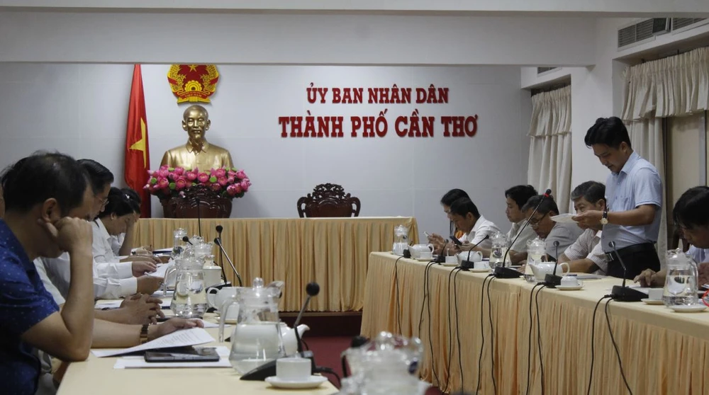 Chủ tịch UBND TP Cần Thơ Trần Việt Trường chủ trì cuộc họp kiểm tra tiến độ thực hiện một số dự án ngày 21-6. Ảnh: NHẪN NAM Chủ tịch UBND TP Cần Thơ chủ trì cuộc họp kiểm tra tiến độ thực hiện một số dự án.